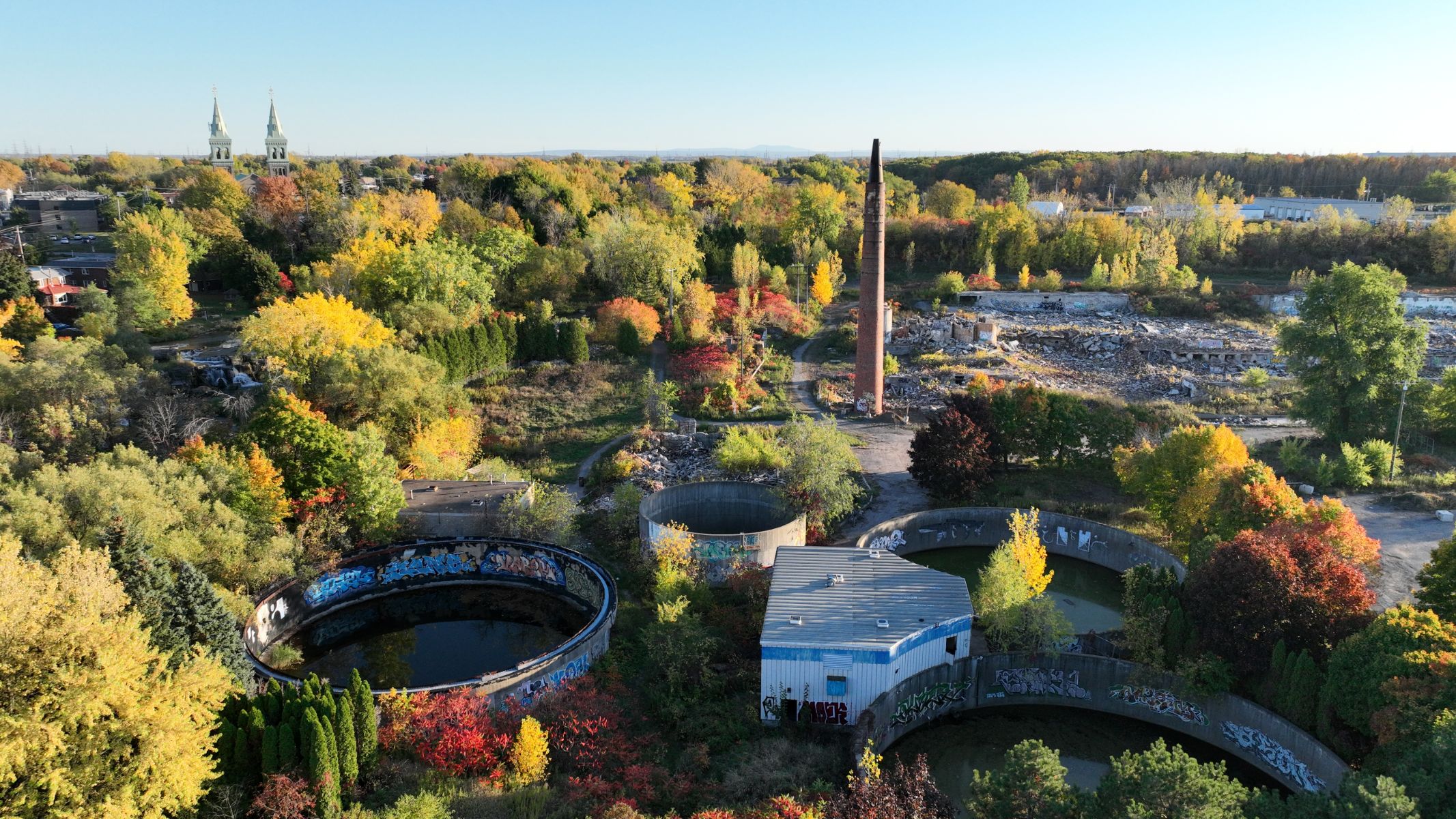Vue d&rsquo;ensemble du site post-industriel aux abords de la chute de la rivi&egrave;re Saint-Louis