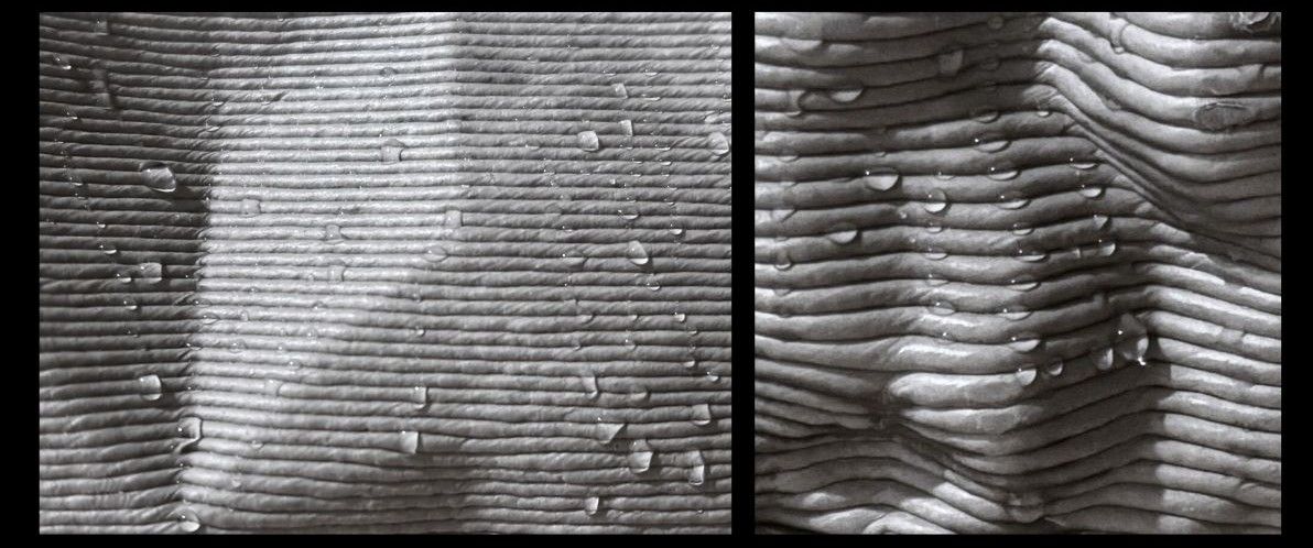 Les strates issues de l'extrusion de l'argile dessinent des microreliefs. En glissant le long des panneaux, l'eau s'y accroche, retenue par la mati&egrave;re. De cette mani&egrave;re na&icirc;t un microclimat humide, offrant &agrave; la mousse v&eacute;g&eacute;tale un endroit o&ugrave; prendre racine.